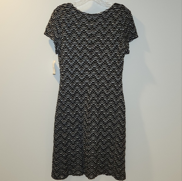 Women's dress - Picture 2 of 3